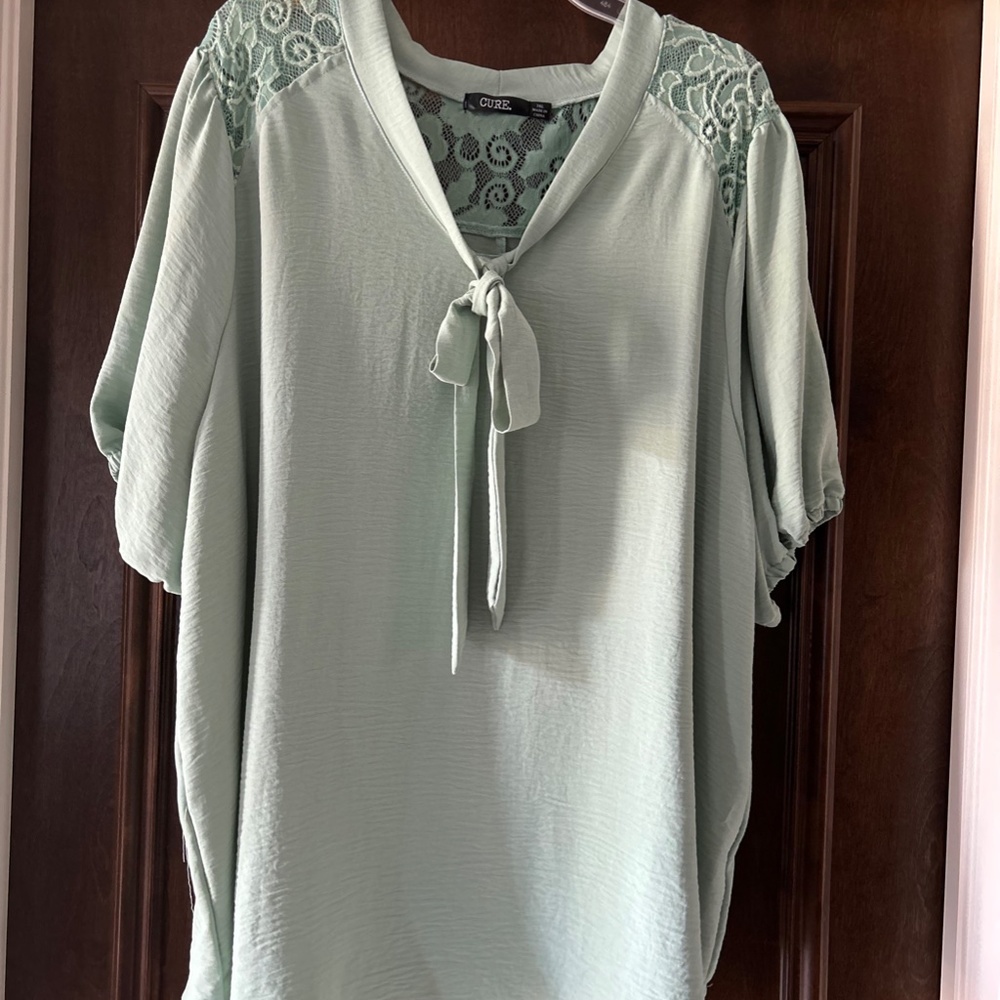 PRETTY CURE. SPRING/SUMMER TOP WITH MATCHING LACE - SIZE 3X - NICE!